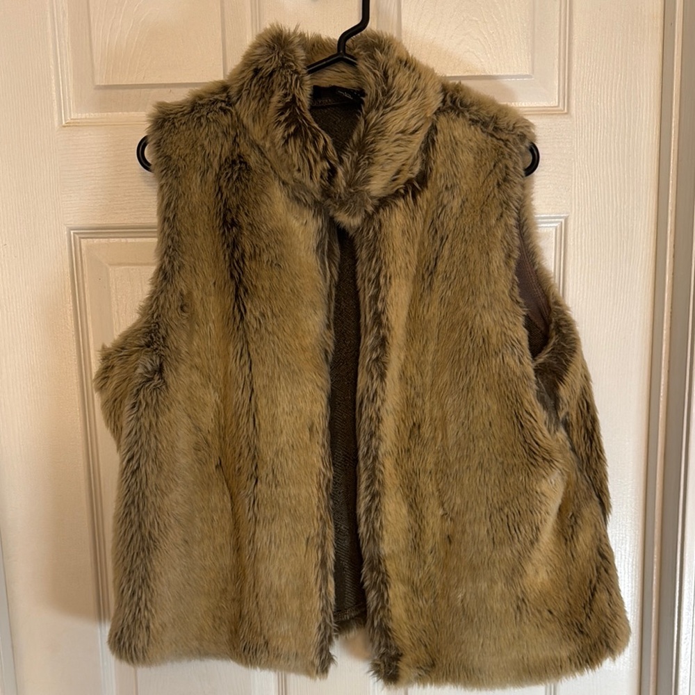 Parkhurst Faux Fur Vest in Tan